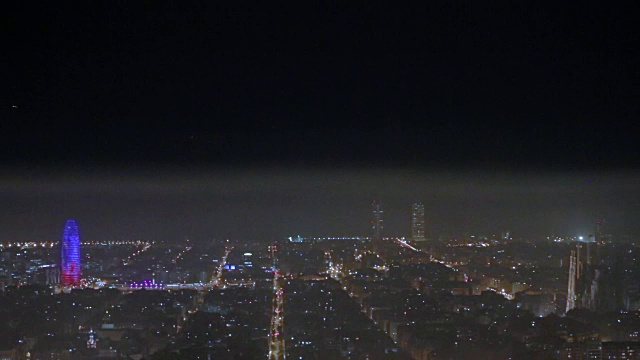 时间流逝的巴塞罗那城市景观在夜晚与雾流动之间的城市地标。视频素材