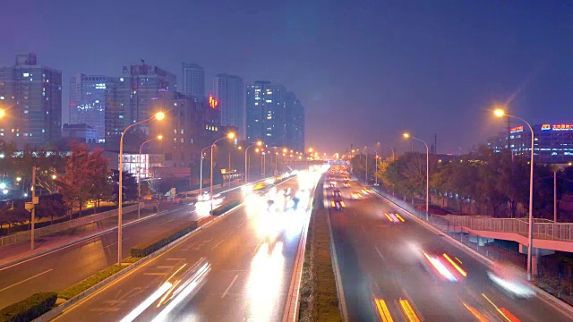 北京城市道路和现代建筑的夜间交通4k视频素材