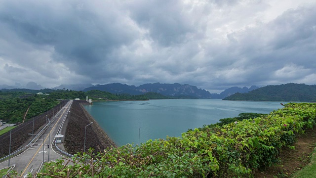 山湖时光流逝与山在背景和云之上。视频素材