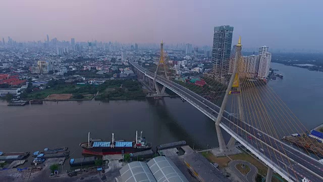 鸟瞰图的城市桥晚上在曼谷，泰国视频素材