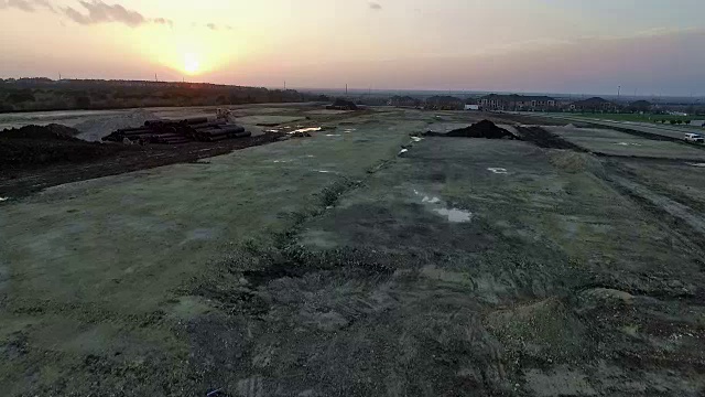 日落建筑庭院剥离了几英亩的土地在无人机上观看戏剧性的日落背景奥斯汀德克萨斯圆石TX新家庭社区视频素材