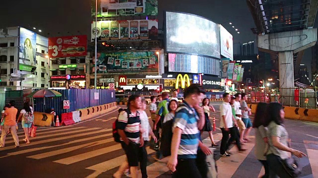 恒星山在吉隆坡的夜晚一分为二视频素材