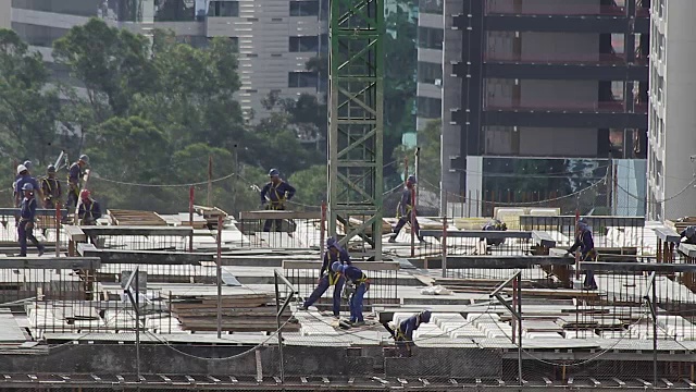 城市建筑上的建筑工人，S??圣保罗,巴西视频素材