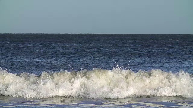 慢莫浪和海滩视频素材