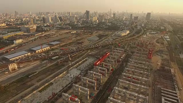 鸟瞰图建设的大众轨道交通线路在曼谷，泰国视频素材