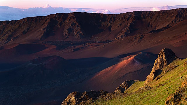 哈雷阿卡拉火山口的火山景观和火山渣锥上的日出视频素材