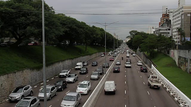 巴西圣保罗林荫大道上的交通状况视频素材