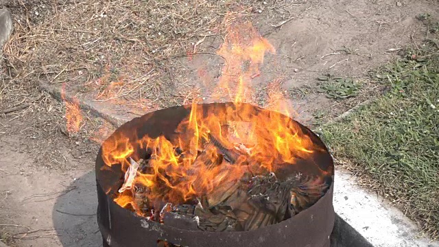 慢镜头:给祖先烧纸视频素材