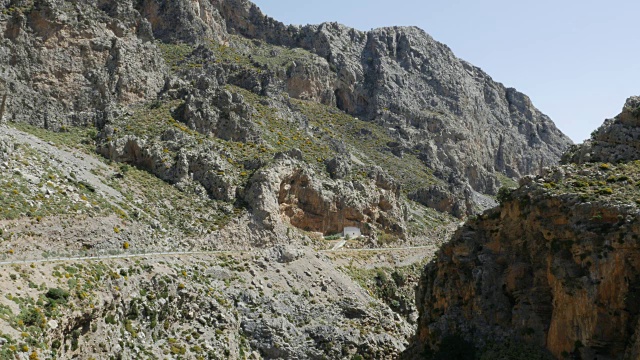 希腊克里特岛Kourtaliotiko峡谷汽车在边缘公路上视频素材