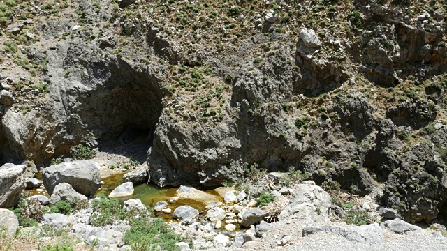 希腊克里特岛Kourtaliotiko峡谷洞穴视频素材