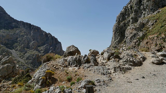 希腊克里特岛Kourtaliotiko峡谷散落岩石视频素材