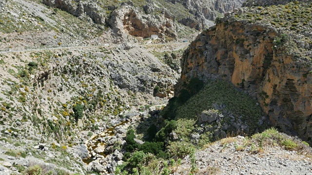 希腊克里特岛Kourtaliotiko峡谷，溪流上方有巨石视频素材