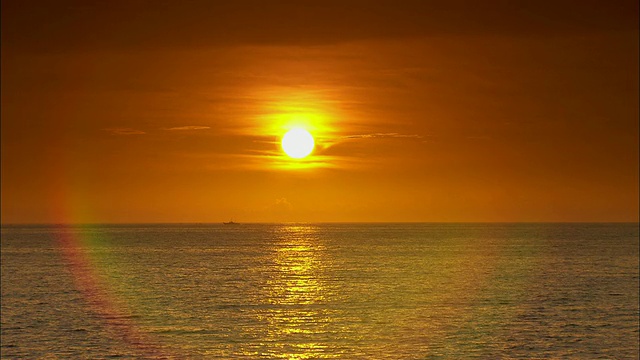 太阳在海洋上慢慢落下。视频素材