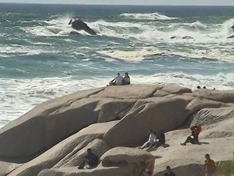 海滩上的游客视频素材