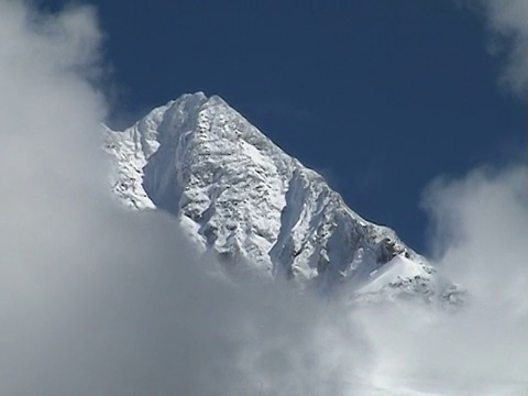 白雪皑皑的山峰视频素材