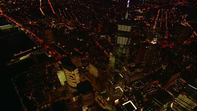 空中飞行——在夜间，沿着自由塔的轨道俯瞰曼哈顿市中心。视频素材