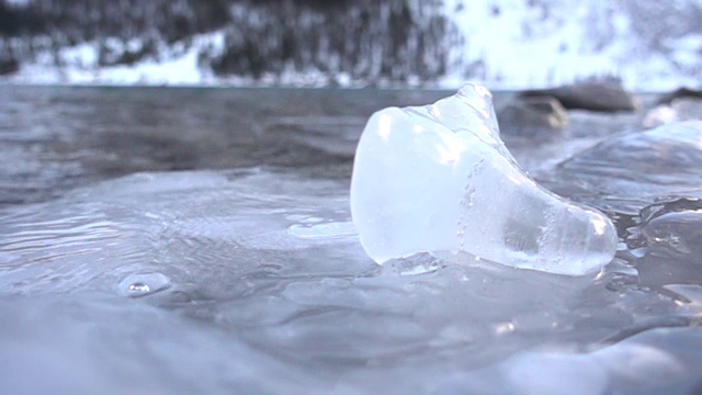 水从冰冻的河床中流过视频素材