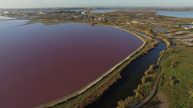 航拍法国埃格斯莫特盐沼的沙林斯杜米迪盐沼视频下载