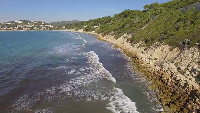 在地中海的班多尔湾冲浪者-无人机鸟瞰图视频下载