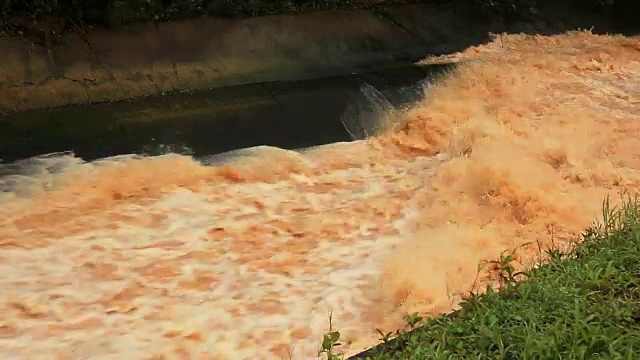 水流从大坝流向运河视频素材