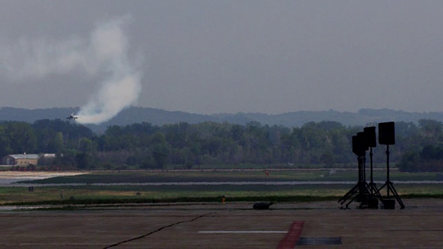 F-86军刀美国空军战斗机降落在一个空军基地，其他战斗机在前景。视频素材