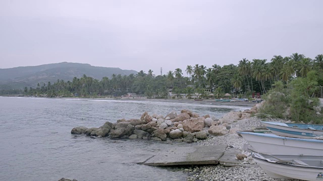 海地海岸上的小船视频素材