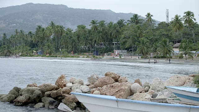 海地热带海滩前的小船视频素材