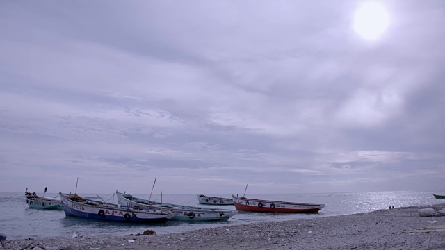 几艘小渔船停泊在海地海滩上视频素材