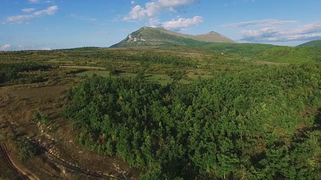 飞越高山湖泊视频素材