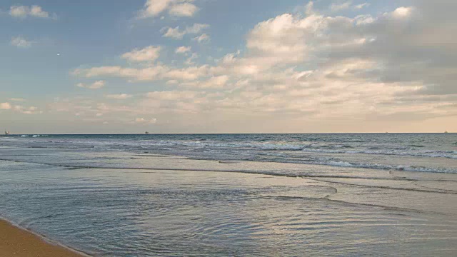 海滩的场景显示沙子，大海和天空视频素材