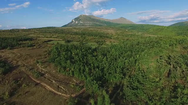 飞越高山湖泊视频素材