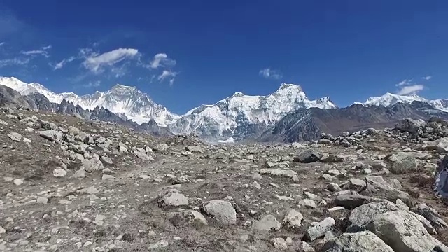 尼泊尔喜马拉雅山的恩戈津帕冰川徒步旅行视频素材