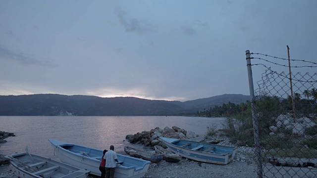 日落时海地海岸上的小船视频素材