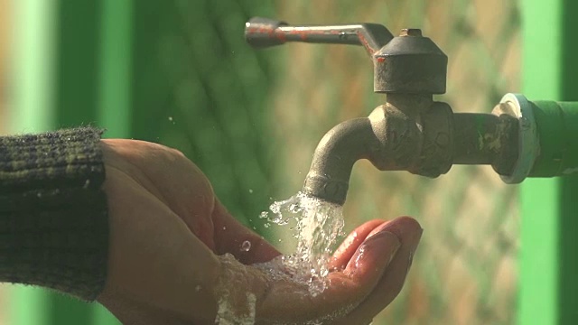 缓慢打开关闭水龙头视频素材