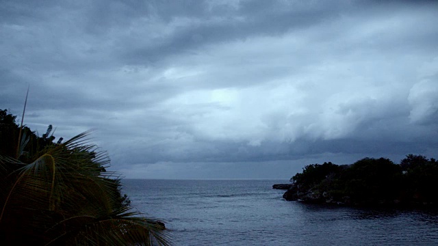 热带风暴在海地海岸线视频素材