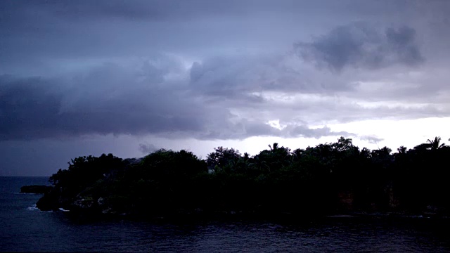 热带风暴在海地海岸线视频素材