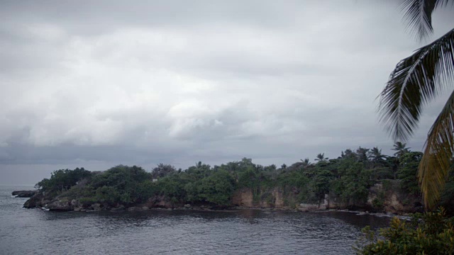 热带风暴在海地海岸线视频素材