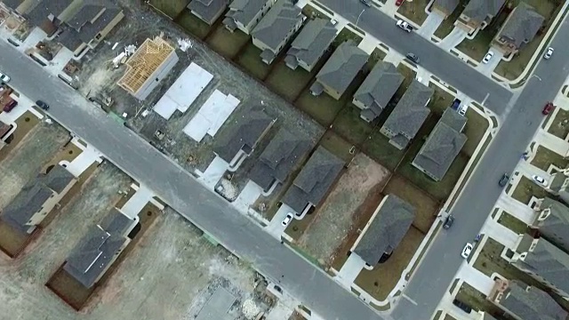 在德克萨斯州奥斯丁圆石附近正在建设的空中住房社区视频素材