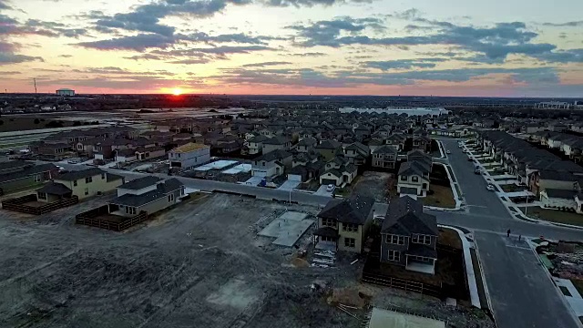 戏剧性的天空日落在建筑工地郊区房屋正在建造视频素材