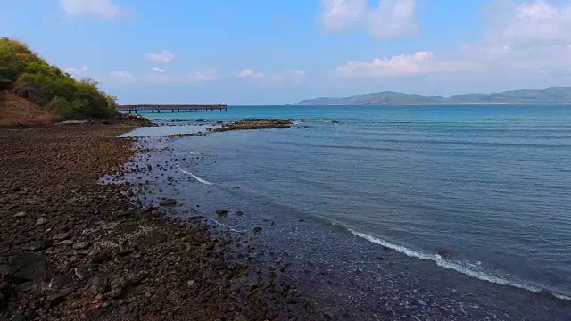 4K空中飞行在海滩和美丽的蓝色海洋。视频素材