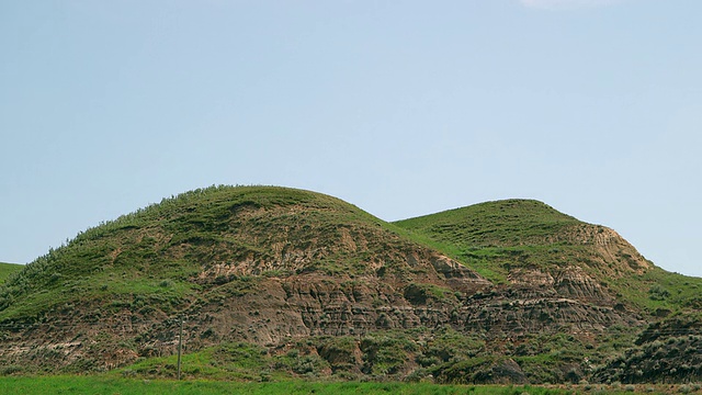 在荒地上形成小山的岩层视频素材