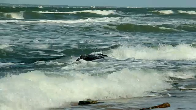 海浪拍打着岩石视频素材