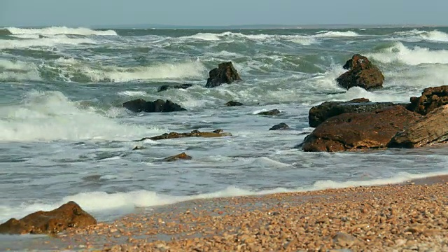 海浪拍打着岩石视频素材