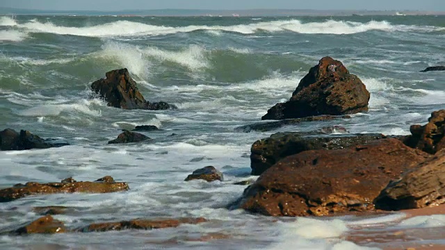 海浪拍打着岩石视频素材