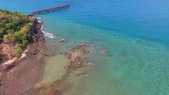 4K空中飞行在海滩和美丽的蓝色海洋。视频素材