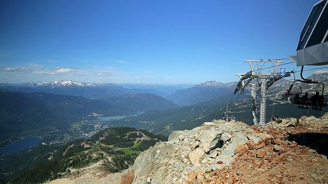 升降椅位于高山上视频素材