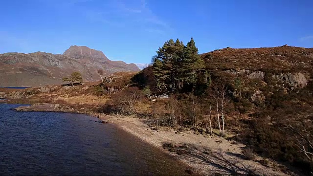 苏格兰北部高地Kinlochewe附近的Slioch(981米)和Maree湖视频素材