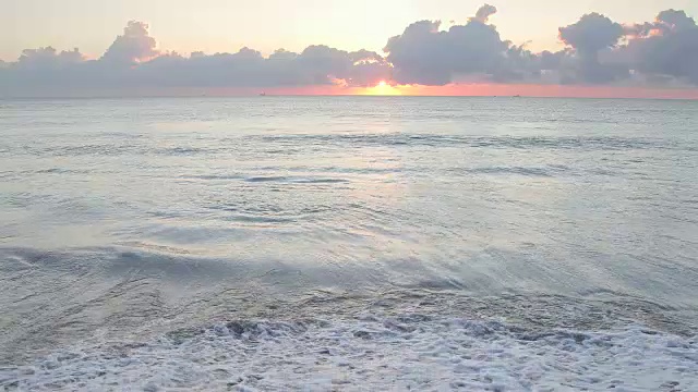 海面上地平线上的日出视频素材