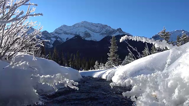 水流过冻结的小溪，山川景观视频素材