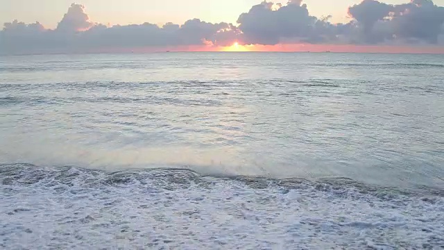 海面上地平线上的日出视频素材